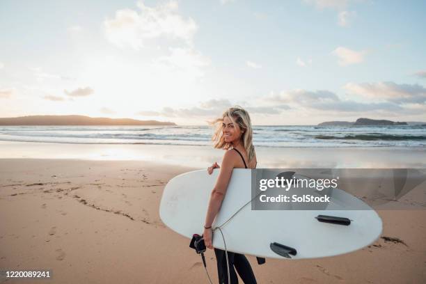 ich liebe es zu surfen! - surfer by the beach australia stock-fotos und bilder