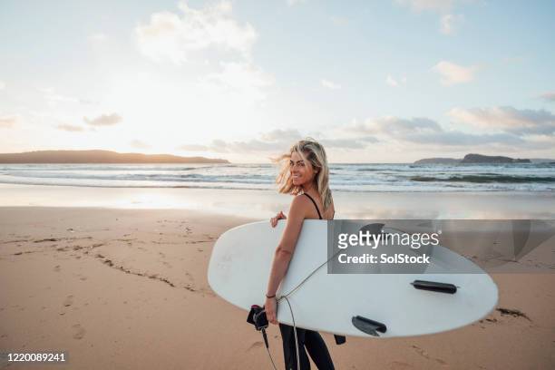 ¡me encanta surfear! - surfer portrait fotografías e imágenes de stock