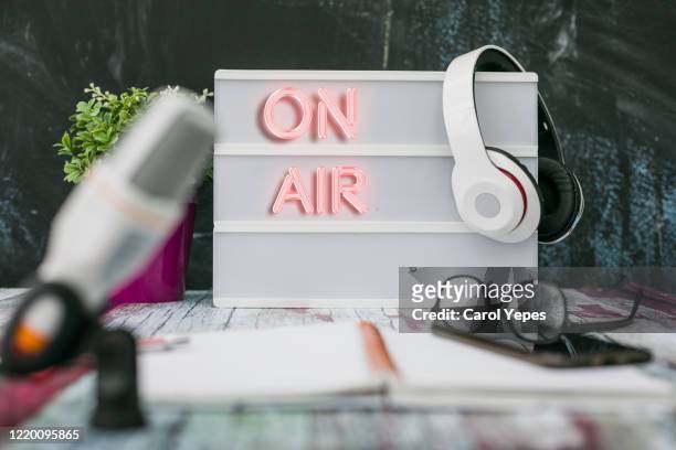 microphone in the old studio with on air sign - radio stockfoto's en -beelden