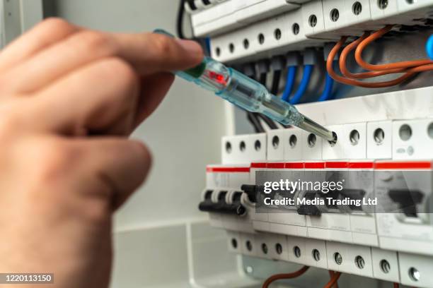 elektricien testen zekering doos - laying stockfoto's en -beelden