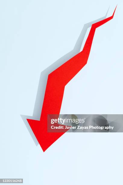 red down arrow on blue background - dow jones industrial average stock-fotos und bilder