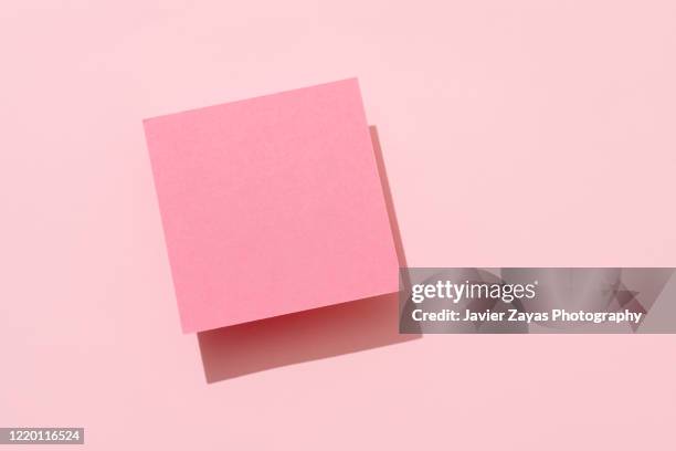 sticky blank note on pink background - role model photos et images de collection