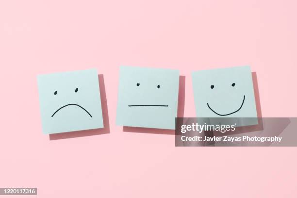 three blue sticky blank notes on pink background - uttryck och känslor bildbanksfoton och bilder