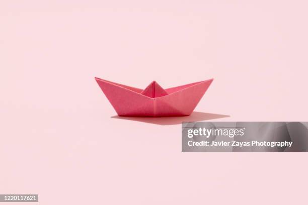 pink paper boat - spielzeugschiff stock-fotos und bilder