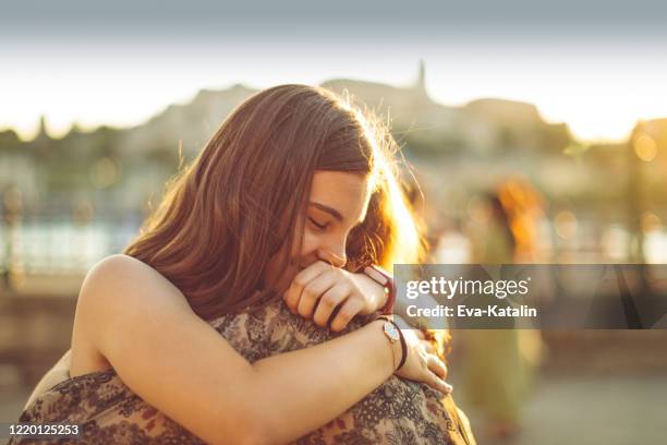 migliori amici - appoggiarsi foto e immagini stock