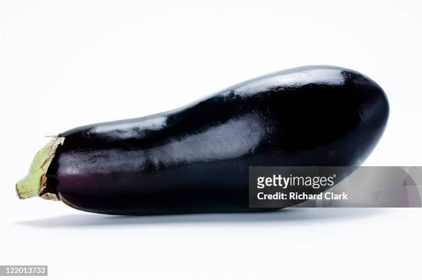 whole aubergine - aubergine stock-fotos und bilder