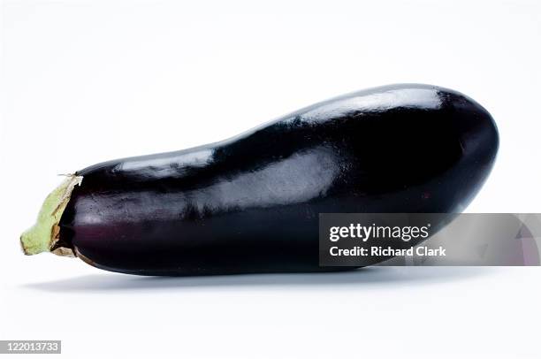 whole aubergine - melanzana foto e immagini stock
