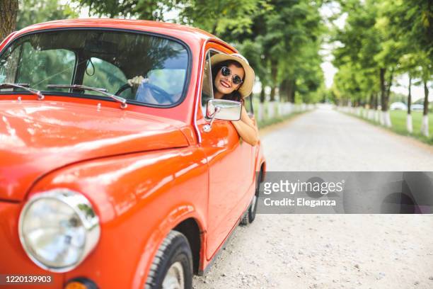 mulher dirigindo carro vintage - carro antigo - fotografias e filmes do acervo