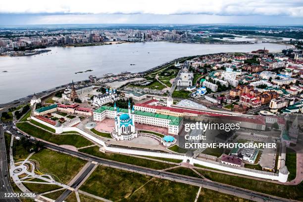 belle vue aérienne de la volga et du kremlin à kazan, capitale de la république du tatarstan, russie - volga river city photos et images de collection