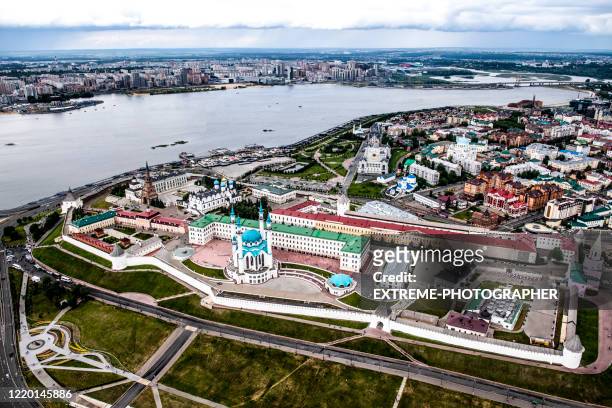 俄羅斯塔塔爾共和國首府喀山伏爾加河和克裡姆林宮的美麗鳥瞰圖 - kazan russia 個照片及圖片檔