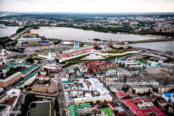 vista aérea de un hermoso horizonte de kazán, con el estadio central de kazán y el kremlin de kazán a orillas del río volga - riverside stadion fotografías e imágenes de stock