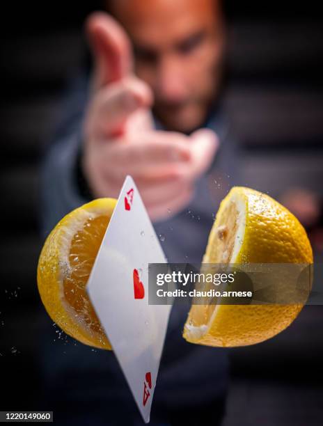 gesneden citroen - goocheltruc stockfoto's en -beelden