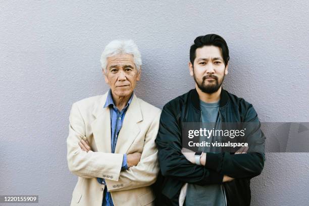 padre e hijo - strict parent fotografías e imágenes de stock