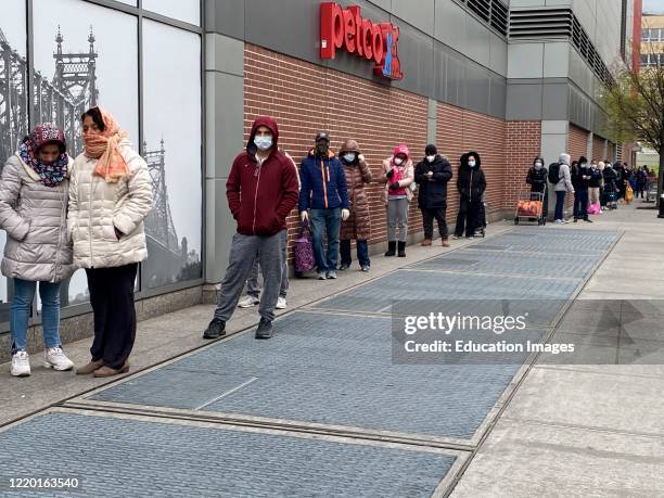 Long Line At Store Long Grocery Store Line Photos and Premium High Res Pictures - Getty Images