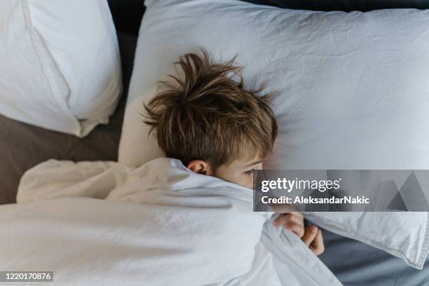 jongen die in bed ligt - sleeping boys stockfoto's en -beelden
