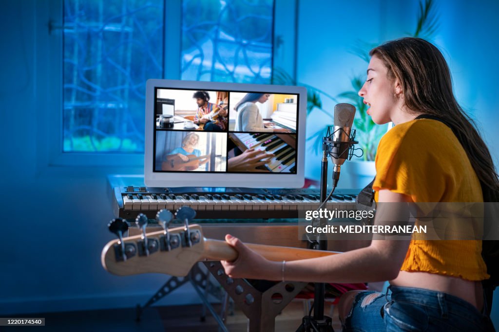 Morena adolescente músico cantante chica cantando y tocando la teleconferencia de bajo