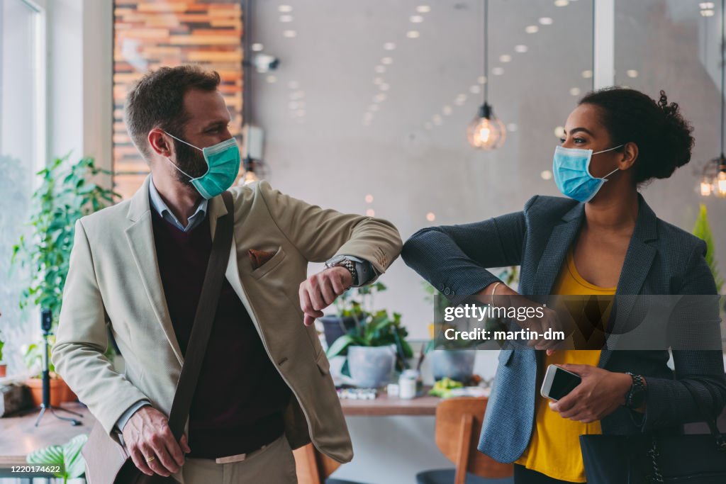Geschäftsleute grüßen während COVID-19 Pandemie, Ellenbogenstoß