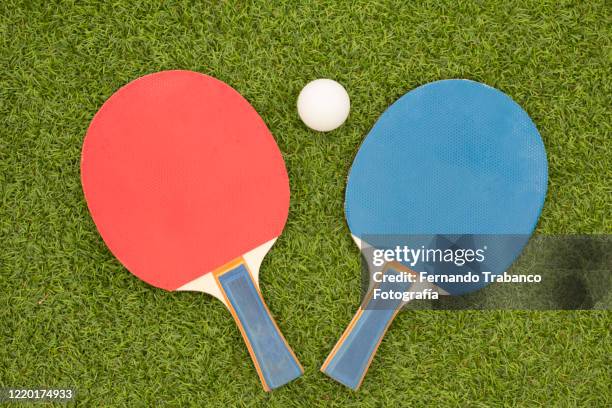 ping pong rackets and ball - pala de tenis de mesa fotografías e imágenes de stock