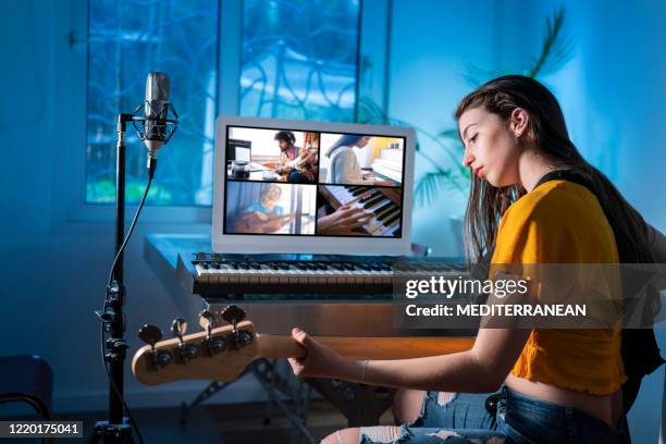 brunett teengager flicka spelar bas gitarr musik telefonkonferens med sitt band - bass player bildbanksfoton och bilder