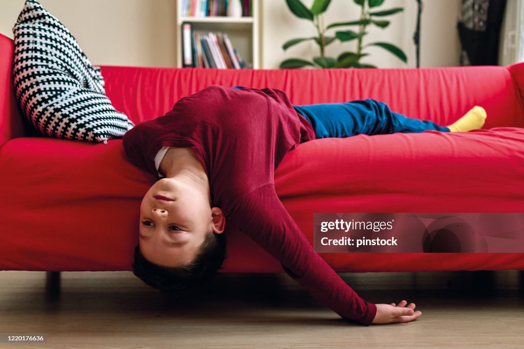 Gelangweiltes Kind im Wohnzimmer.
