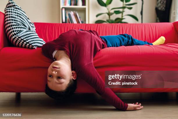 enfant ennuyé sur le salon. - rejet photos et images de collection