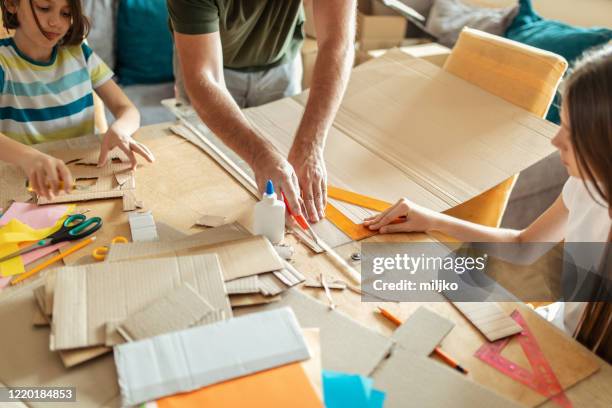 far och hans barn gör 3d-modeller hemma - lim bildbanksfoton och bilder