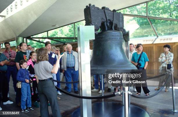 the liberty bell, philadelphia, pa - museum guide stock pictures, royalty-free photos & images