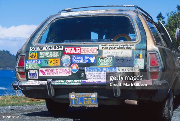 station wagon with bumper stickers - hippie - fotografias e filmes do acervo