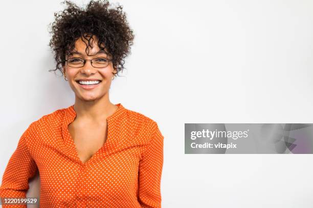 mulher feliz rindo - camisa cor de laranja - fotografias e filmes do acervo
