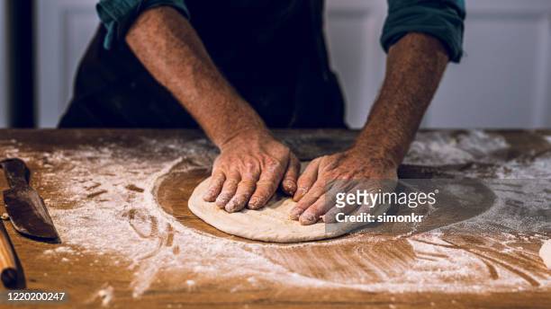 chef-knetteig - dough stock-fotos und bilder