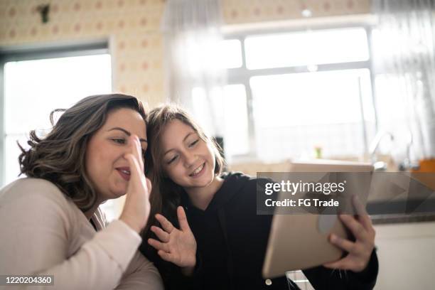 mãe e filha em um vídeo chamando usando tablet digital em casa - mother daughter webcam - fotografias e filmes do acervo