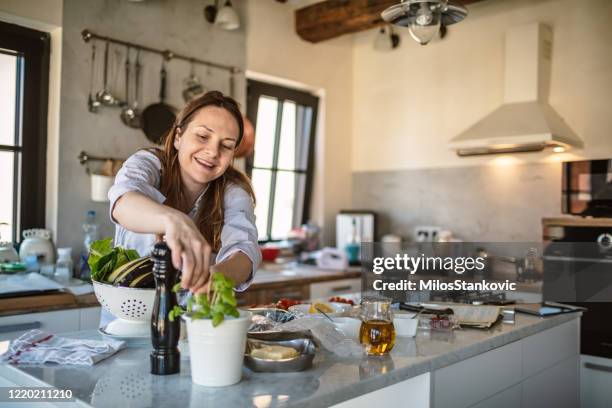 nehmen sie einige frische gewürzkräuter - griechische küche stock-fotos und bilder