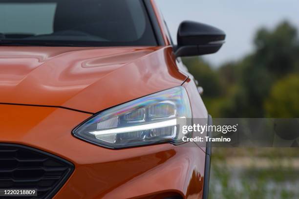 faro led con parpadeo en un coche - grille fotografías e imágenes de stock