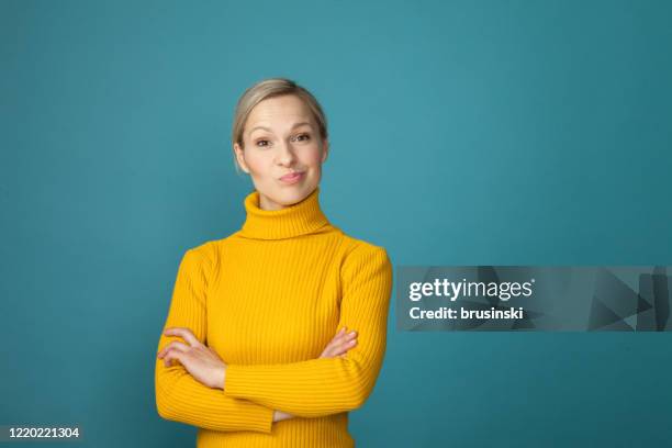 studioportret van een 35 éénjarigen blonde vrouw - mid volwassen vrouw stockfoto's en -beelden
