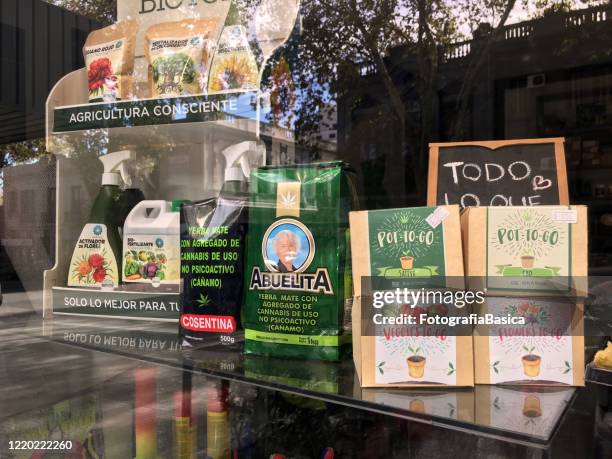 articles avec du cannabis ajouté à vendre à montevideo, uruguay - ahead of the pack photos et images de collection