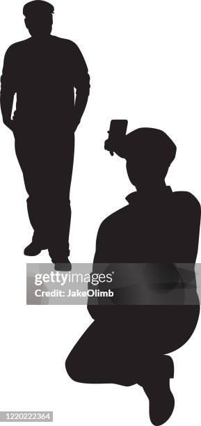 ilustraciones, imágenes clip art, dibujos animados e iconos de stock de hombre posando para la silueta de la imagen - chico movil