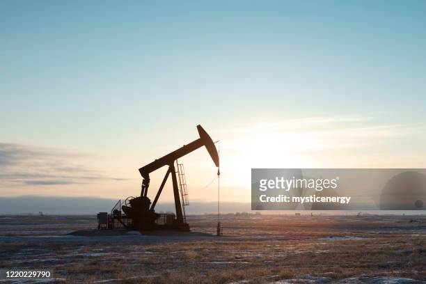 noord-amerikaanse olie - waterput stockfoto's en -beelden