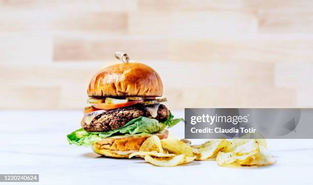 burger with potato chips on wooden background - burger and chips fotografías e imágenes de stock