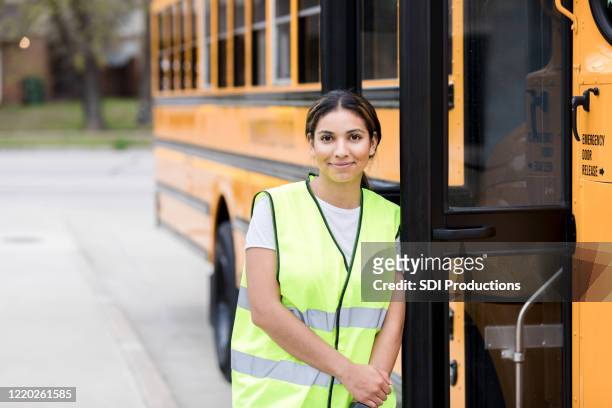 中期成人女性バス運転手がカメラに向かって笑顔 - 交通誘導員 ストックフォトと画像