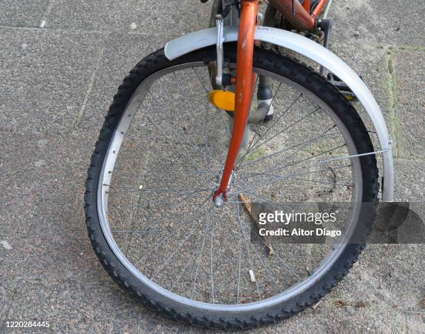 broken wheel of a bicycle. berlin. germany. - bike accident stock-fotos und bilder