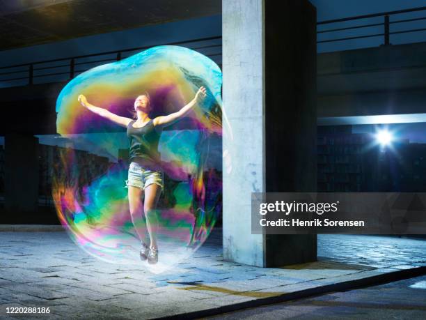 young female in soapbubble - big beautiful women - fotografias e filmes do acervo