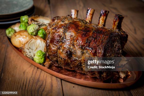 ful rack von lamm ungeschnitten. - leg of lamb stock-fotos und bilder