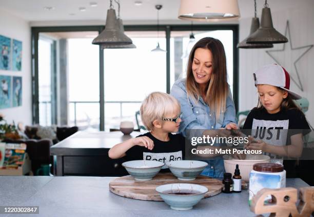 children in the kitchen - children back stock-fotos und bilder