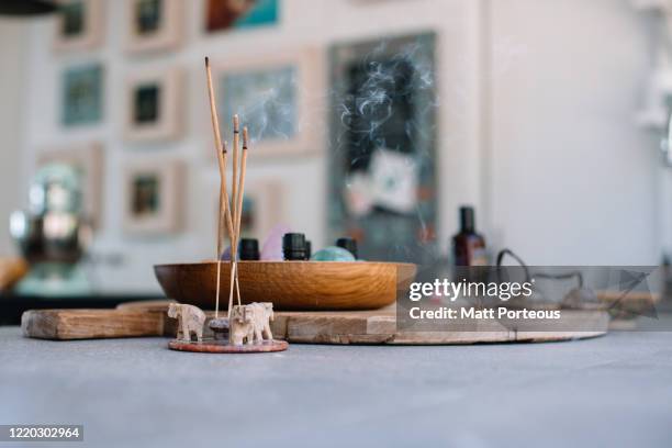 crystals and essential oils - wierook gefabriceerd object stockfoto's en -beelden