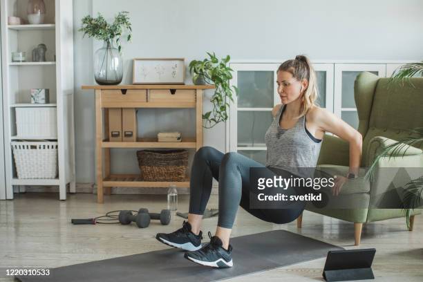 allenamento mentre sei in isolamento - home workout foto e immagini stock