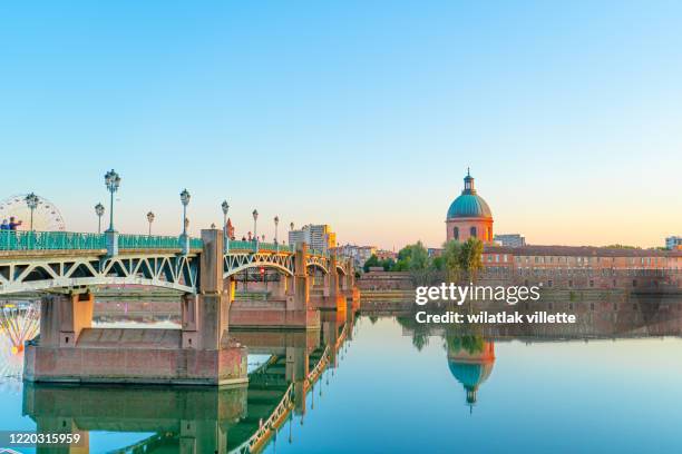 garonne river and dome de la grave in toulouse, france - toulouse haute garonne stockfoto's en -beelden
