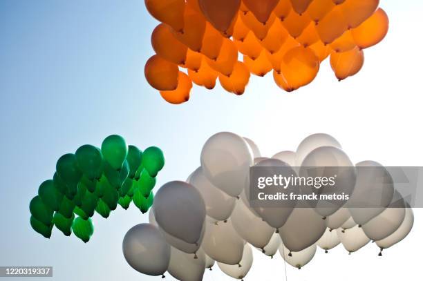 balloon release bearing the colors of the indian flag ( india) - republic day imagens e fotografias de stock