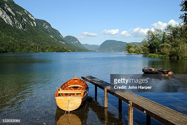 canoe, lake bohinj, slovenia - ljubljana stockfoto's en -beelden