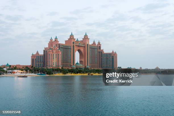 hotel atlantis bei jumeirah palm in dubai - atlantis stock-fotos und bilder