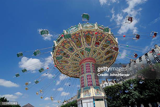 amusement ride, jardin des tuileries, paris, france - jardín de las tullerías fotografías e imágenes de stock